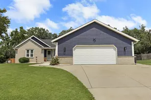 7742 W Lake Pointe Dr, Franklin, WI 53132 - Photo 2