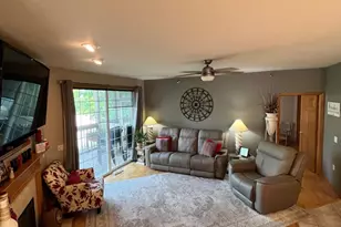 9215 S 51st St, Franklin, WI 53132 - Photo 8