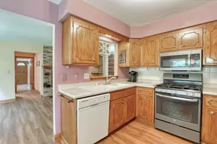 7645 S Mission Dr, Franklin, WI 53132 - Photo 8