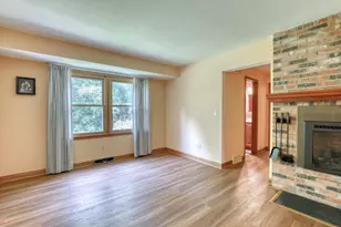 7645 S Mission Dr, Franklin, WI 53132 - Photo 4