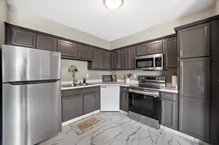 6995 S Riverwood Blvd, Franklin, WI 53132 - Photo 10