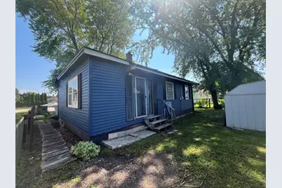 956  Circle Dr, Manitowoc, WI 54220 - Photo 4