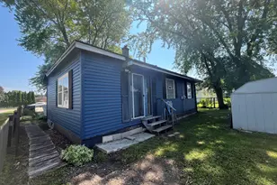 956 Circle Dr, Manitowoc, WI 54220 - Photo 4