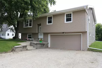 907 S University Ave, Beaver Dam, WI 53916 - Photo 2