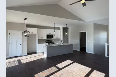 202  Edgewater Ct, Theresa, WI 53091 - Photo 4