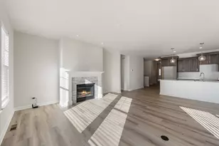 394 Sandy Cir, Pewaukee, WI 53072 - Photo 4