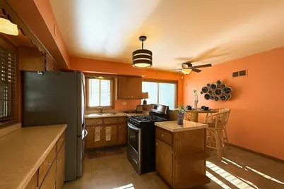 8164 W Muriel Pl, Milwaukee, WI 53218 - Photo 6