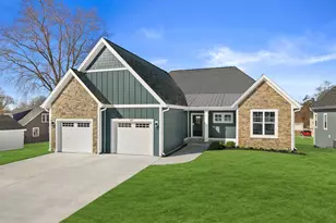 327 Sandy Cir, Pewaukee, WI 53072 - Photo 2