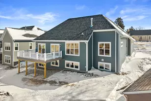 327 Sandy Cir, Pewaukee, WI 53072 - Photo 24