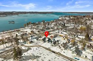 327 Sandy Cir, Pewaukee, WI 53072 - Photo 2