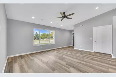 2102 S 21st St, Manitowoc, WI 54220 - Photo 6