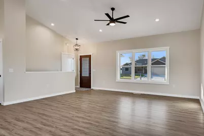 935  Crockett Dr, Holmen, WI 54636 - Photo 4