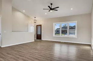 935 Crockett Dr, Holmen, WI 54636 - Photo 4