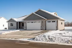 935 Crockett Dr, Holmen, WI 54636 - Photo 2