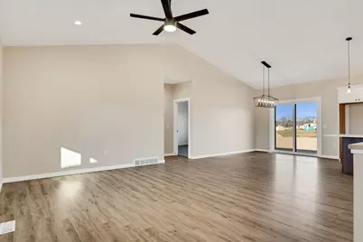 935  Crockett Dr, Holmen, WI 54636 - Photo 6