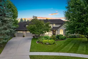 2101 Hunters Ridge Ct, Manitowoc, WI 54220 - Photo 2