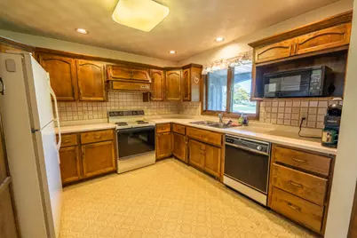 1236  Meadowview Dr, Menasha, WI 54952 - Photo 10