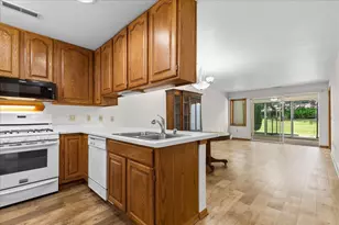 217 Hartford Square, Hartford, WI 53027 - Photo 6