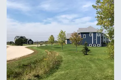 561  Meadow Breeze Ln, Grafton, WI 53024 - Photo 6