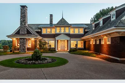 832  Country Club Ln, Onalaska, WI 54650 - Photo 1