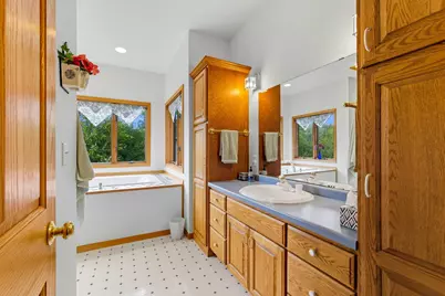 710  Moraine Ct, Kewaskum, WI 53040 - Photo 14