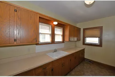 712  Cleveland Ave, Racine, WI 53405 - Photo 10