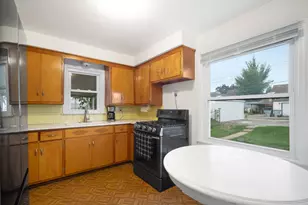 8123 W Townsend St, Milwaukee, WI 53222 - Photo 6