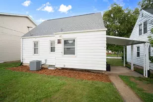 8123 W Townsend St, Milwaukee, WI 53222 - Photo 18