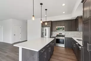 N174W20590 Laurel Springs Cir, Jackson, WI 53037 - Photo 4