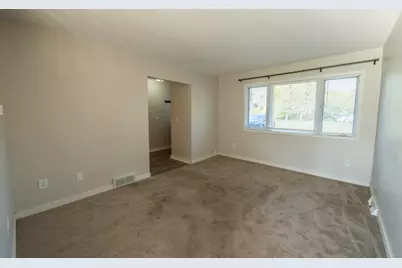 269  Karen Ct, Hartford, WI 53027 - Photo 8