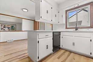 8148 S 88th St, Franklin, WI 53132 - Photo 10