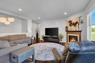 N62W21656 Augusta Pkwy, Menomonee Falls, WI 53051 - Photo 4