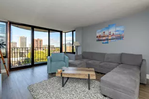 929 N Astor St, Milwaukee, WI 53202 - Photo 2