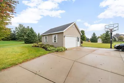 788  Black Squirrel Ct, Richfield, WI 53033 - Photo 4