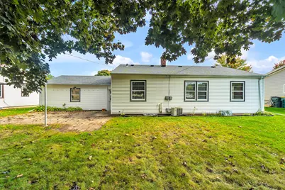 1040  Lincoln Dr, West Bend, WI 53095 - Photo 16