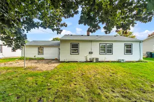 1040 Lincoln Dr, West Bend, WI 53095 - Photo 16