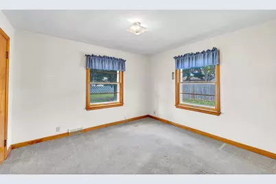 1040  Lincoln Dr, West Bend, WI 53095 - Photo 8