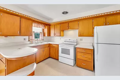 1040  Lincoln Dr, West Bend, WI 53095 - Photo 12