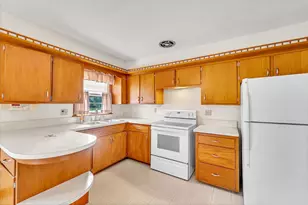 1040 Lincoln Dr, West Bend, WI 53095 - Photo 12