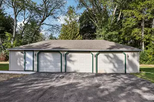 10216 N Baehr Rd, Mequon, WI 53092 - Photo 22