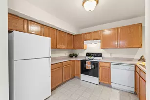 170 W Aspen Ct, Oak Creek, WI 53154 - Photo 10