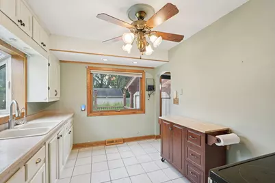 10526 W Congress St, Wauwatosa, WI 53225 - Photo 12