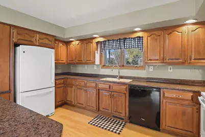 2601  Oakwood Cir, Oshkosh, WI 54904 - Photo 6