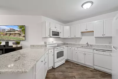 601  Knollwood Cir #B, Fontana, WI 53125 - Photo 6