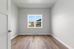 1925 Creekwood Ct, Manitowoc, WI 54220 - Photo 30