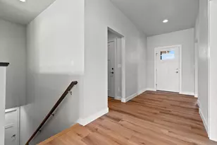 1925 Creekwood Ct, Manitowoc, WI 54220 - Photo 8