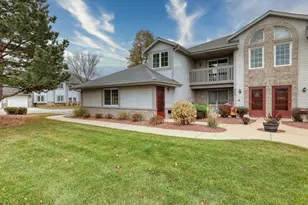 823 Quinlan Dr, Pewaukee, WI 53072 - Photo 2