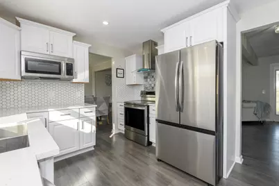 2811  Comanche Ct, Waukesha, WI 53188 - Photo 2