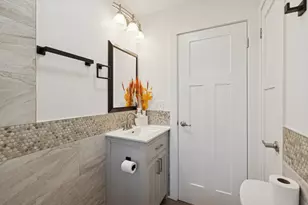 10121 W Bungalow Pkwy, West Allis, WI 53214 - Photo 32