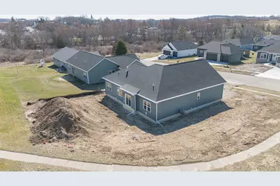 201  Edgewater Ct, Theresa, WI 53091 - Photo 4